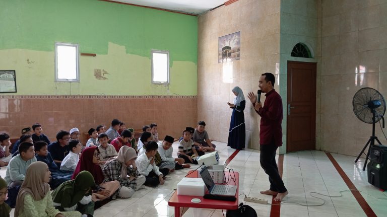 Adik-adik peserta terlihat antusias saat mendengarkan materi dari Kak Alfi