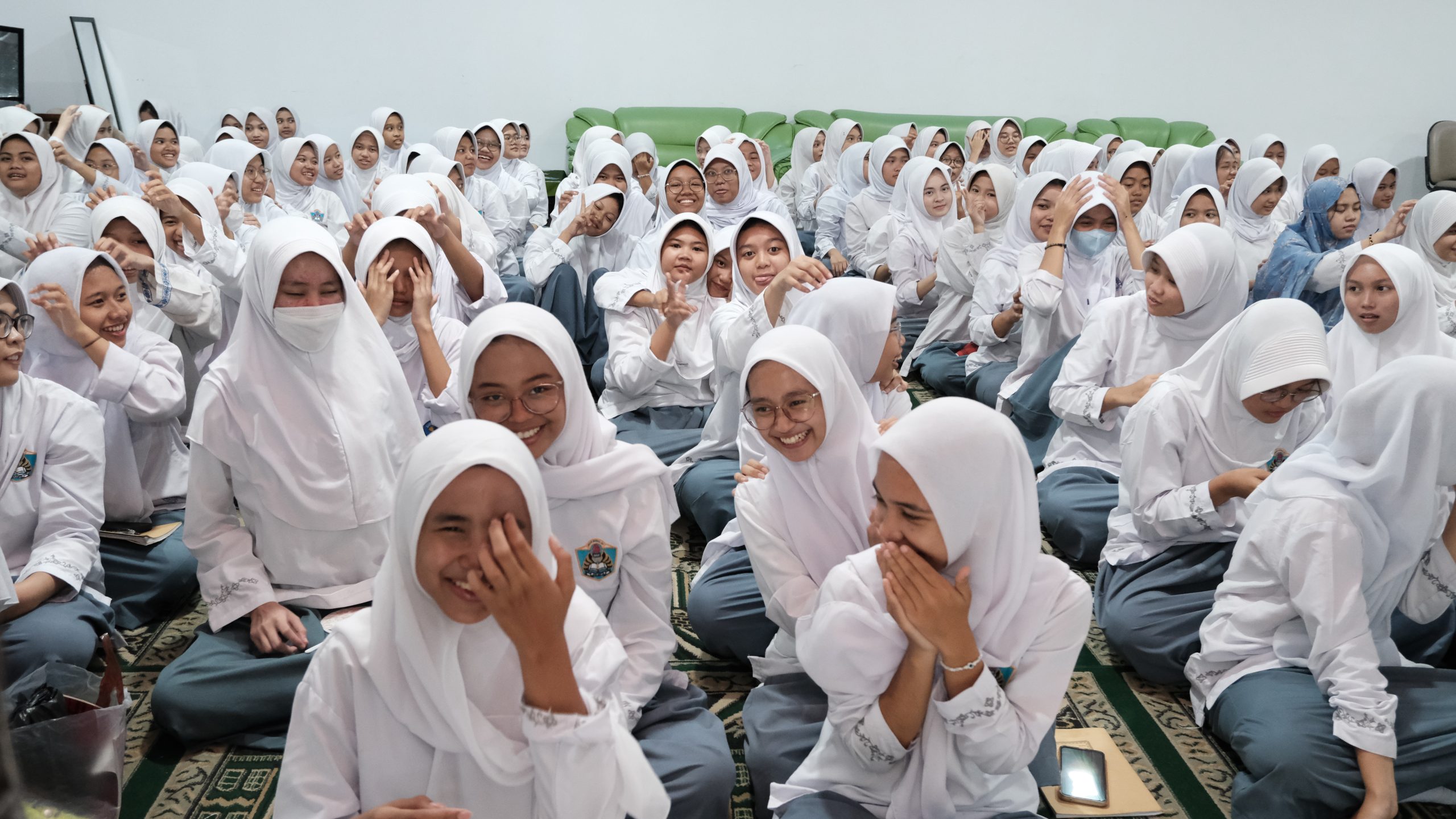 Peserta terlihat gembira saat bermain games pijit