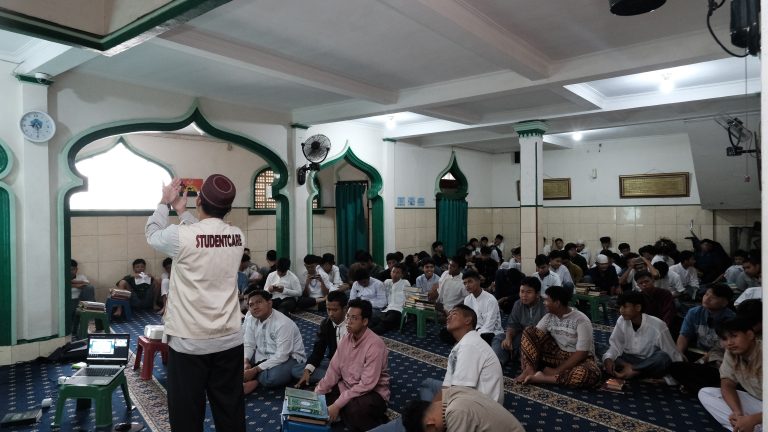 Trainer sedang menjelaskan Tata Cara Berwudhu