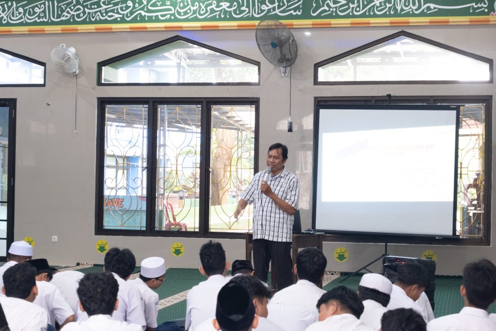 Pemateri menyampaikan materi ke para peserta