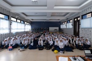 Puluhan Siswi sedang mengikuti Pesantren Kilat di SMPN 175 Jakarta