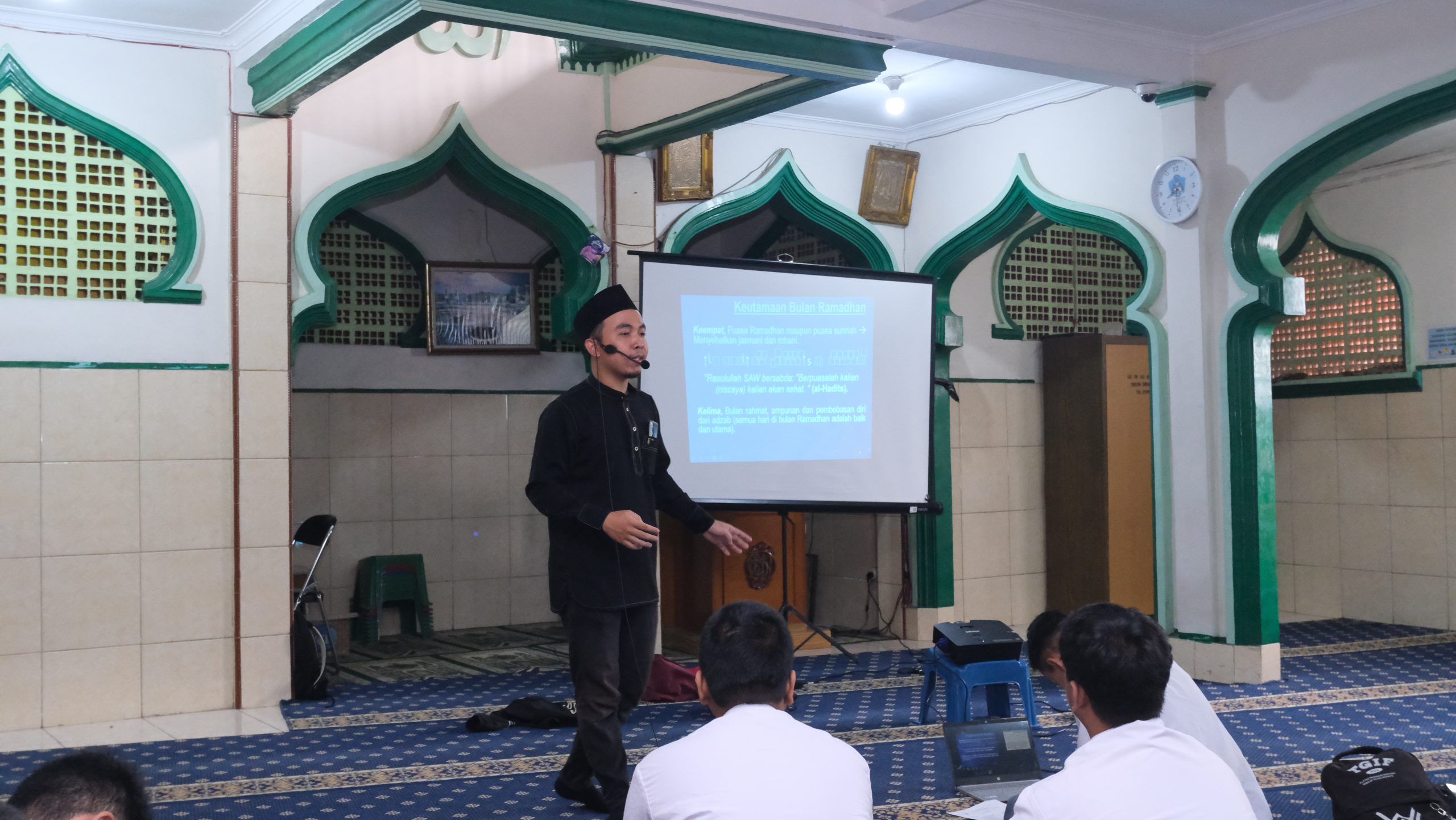 Pemateri sedang menjelaskan materi tentang Akhlak